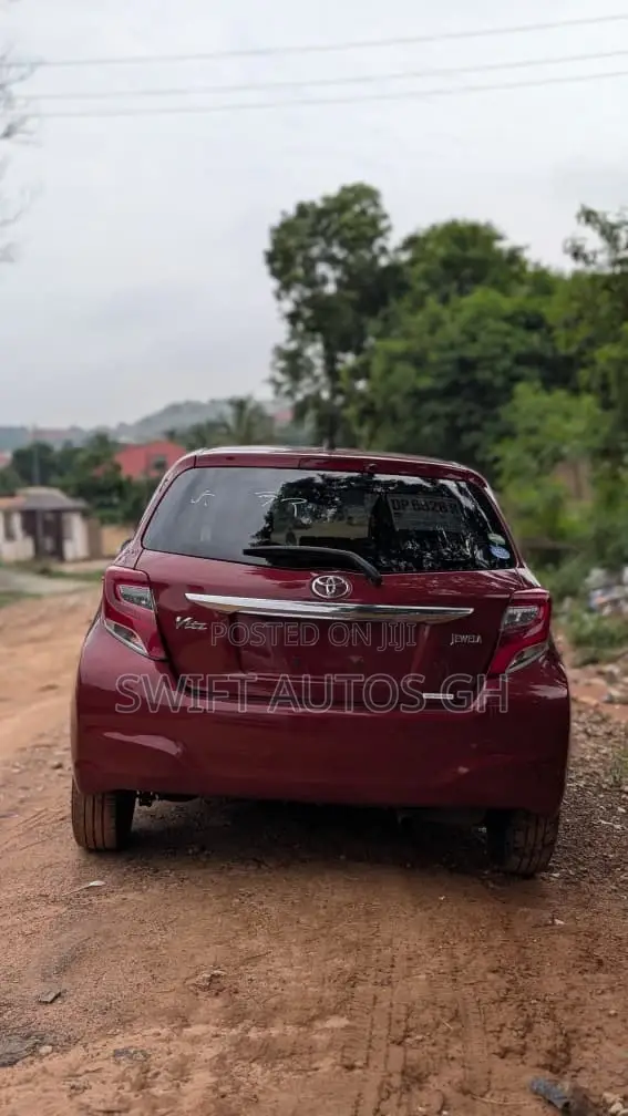 Toyota Vitz 1.5 FWD 5dr 2015 Maroon