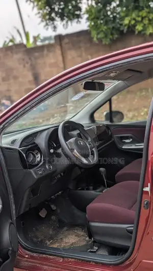 Toyota Vitz 1.5 FWD 5dr 2015 Maroon