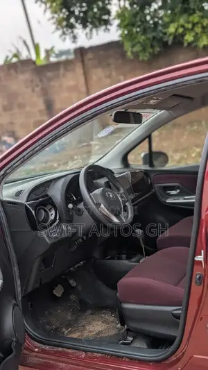 Toyota Vitz 1.5 FWD 5dr 2015 Maroon