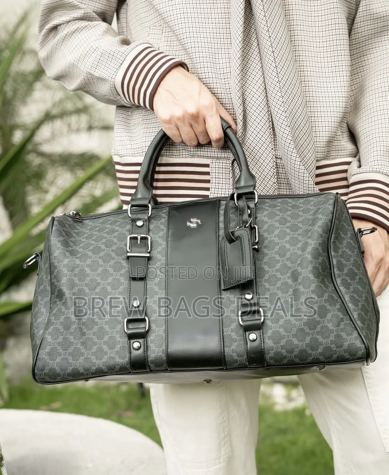 Premium Quality Thick Leather Duffle Bag With Shoulder Strap.