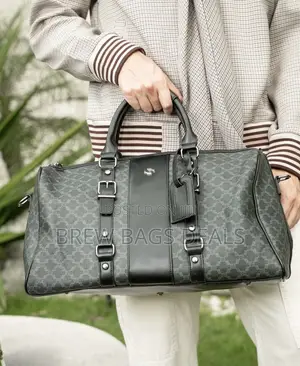 Premium Quality Thick Leather Duffle Bag With Shoulder Strap.