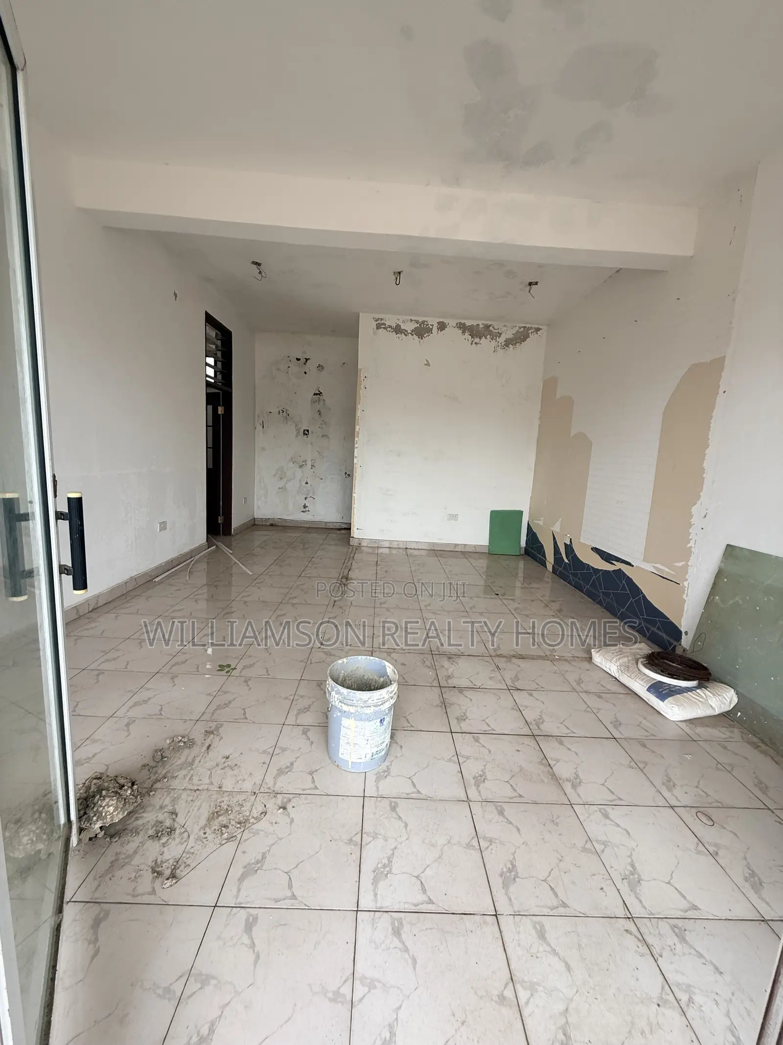 Spacious Shop/Store/Office Space/Showroom Wit an Extra Office,Spintex