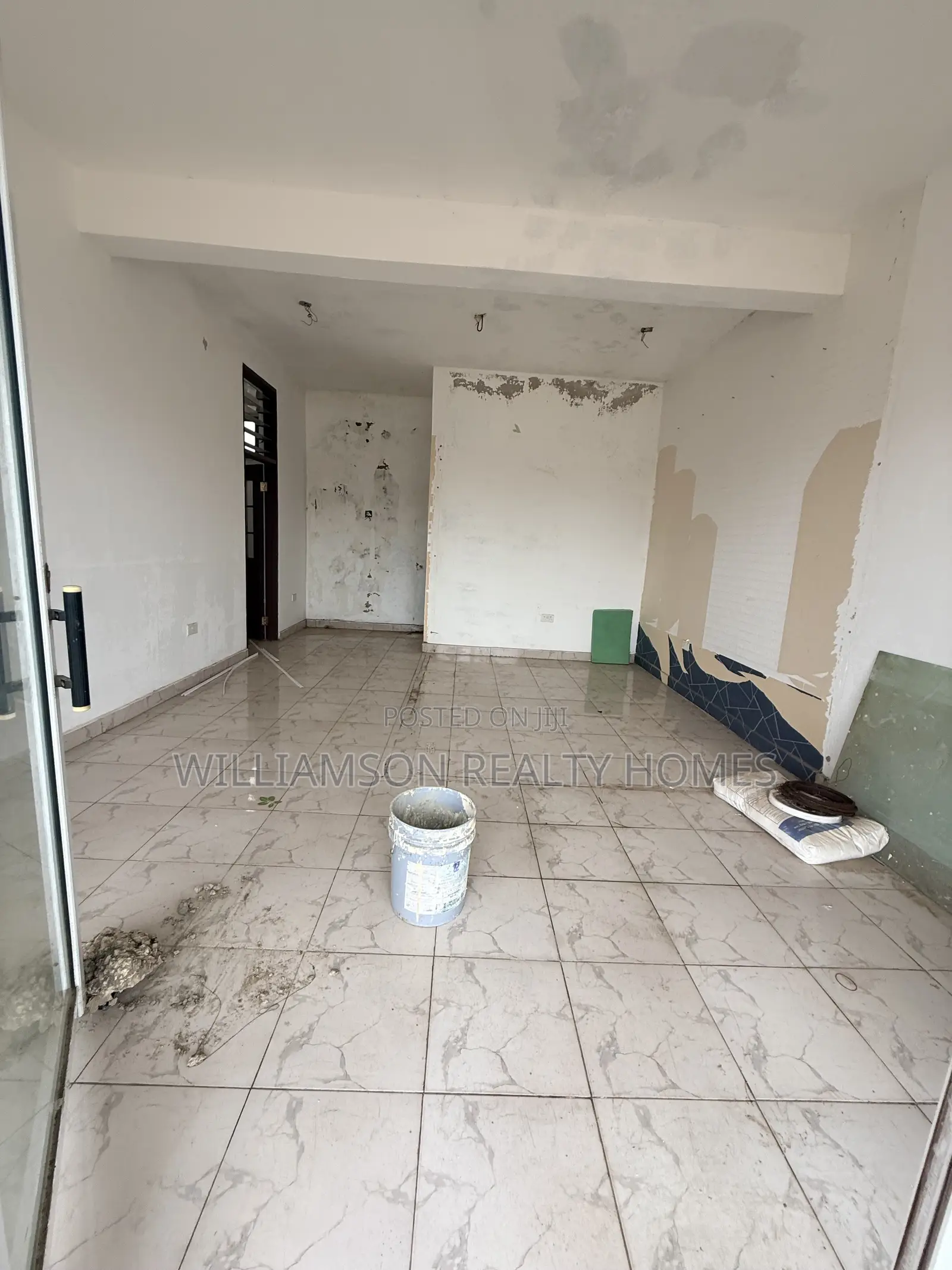 Spacious Shop/Store/Office Space/Showroom Wit an Extra Office,Spintex