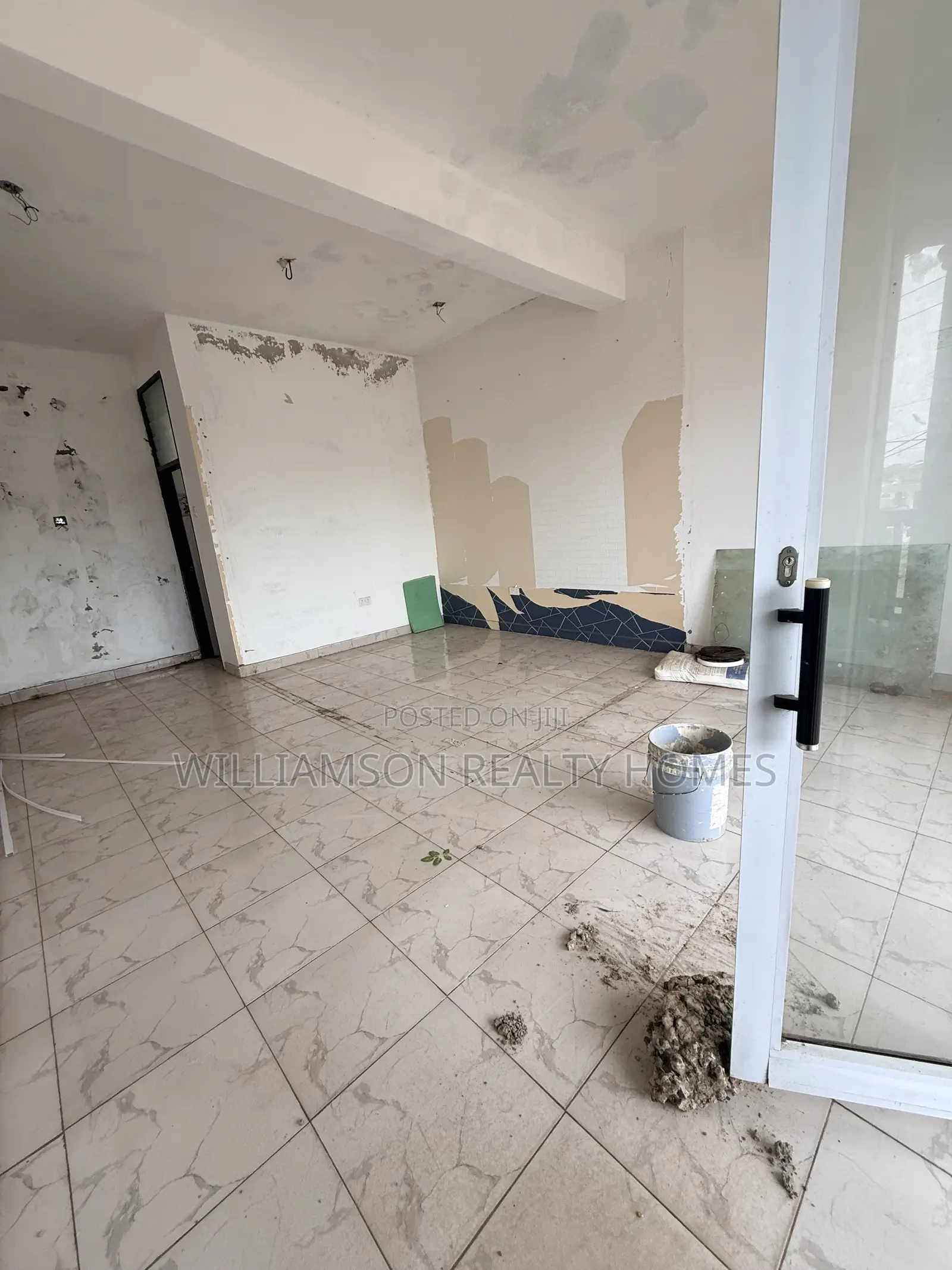 Spacious Shop/Store/Office Space/Showroom Wit an Extra Office,Spintex