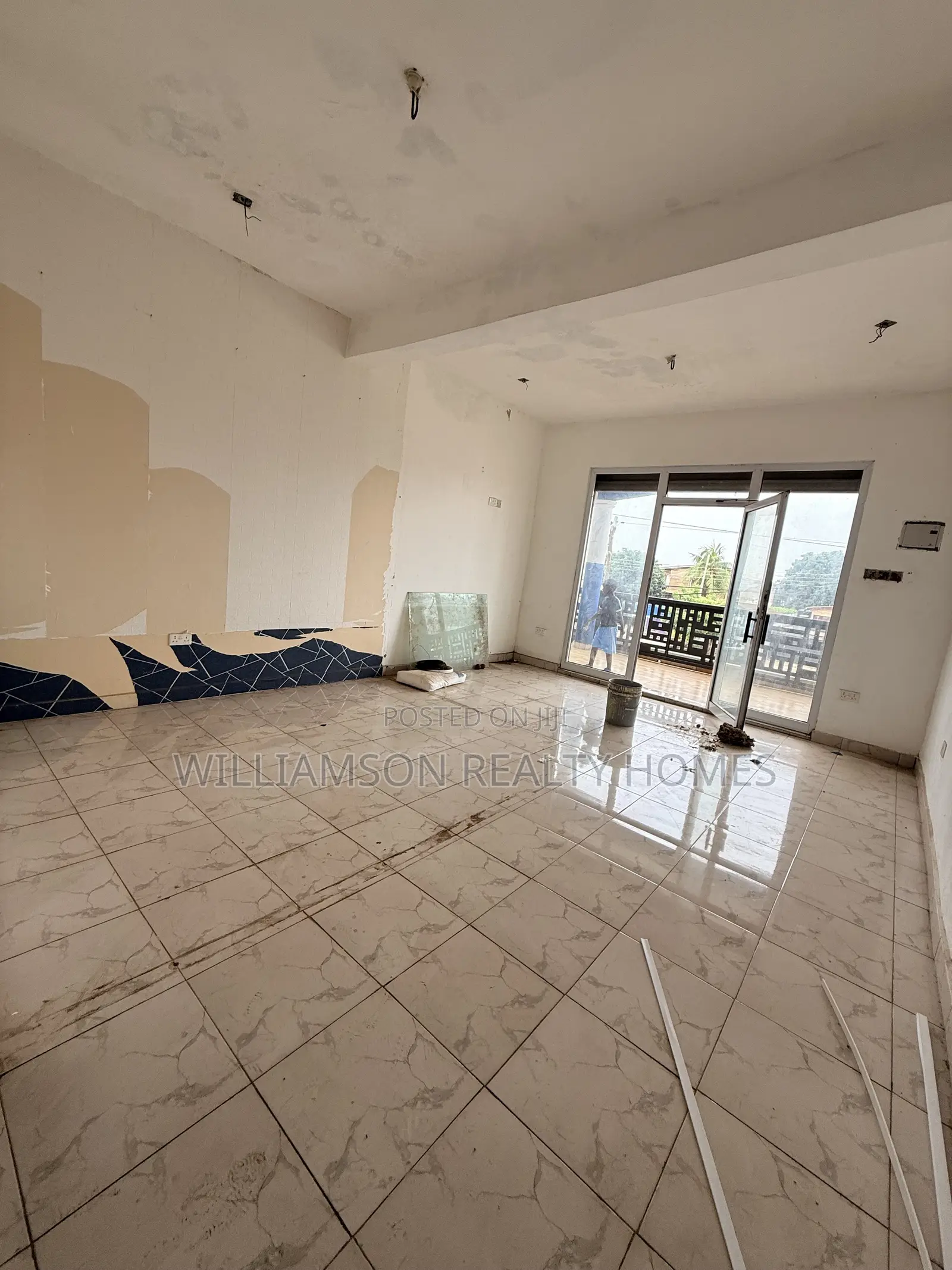 Spacious Shop/Store/Office Space/Showroom Wit an Extra Office,Spintex