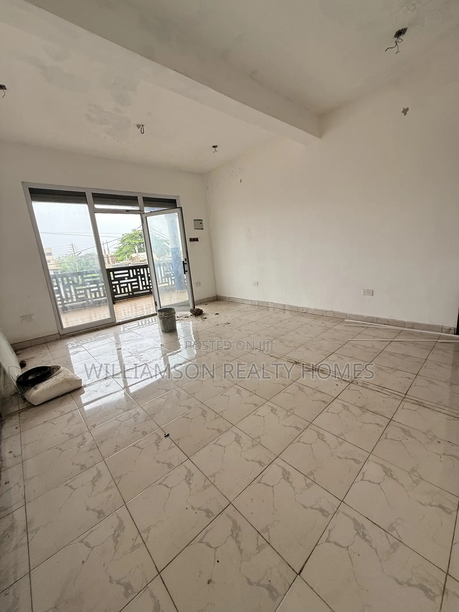 Spacious Shop/Store/Office Space/Showroom Wit an Extra Office,Spintex