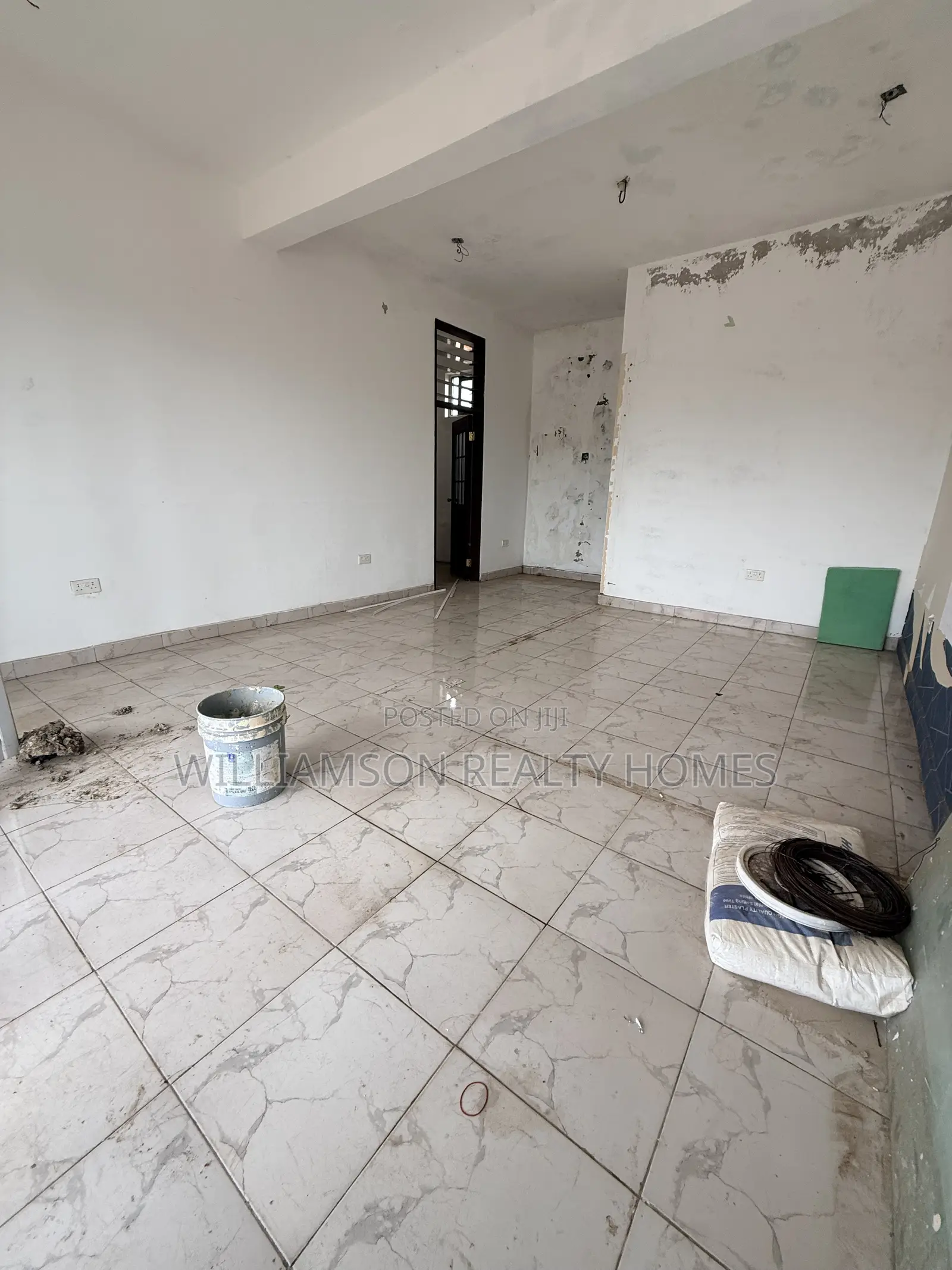 Spacious Shop/Store/Office Space/Showroom Wit an Extra Office,Spintex
