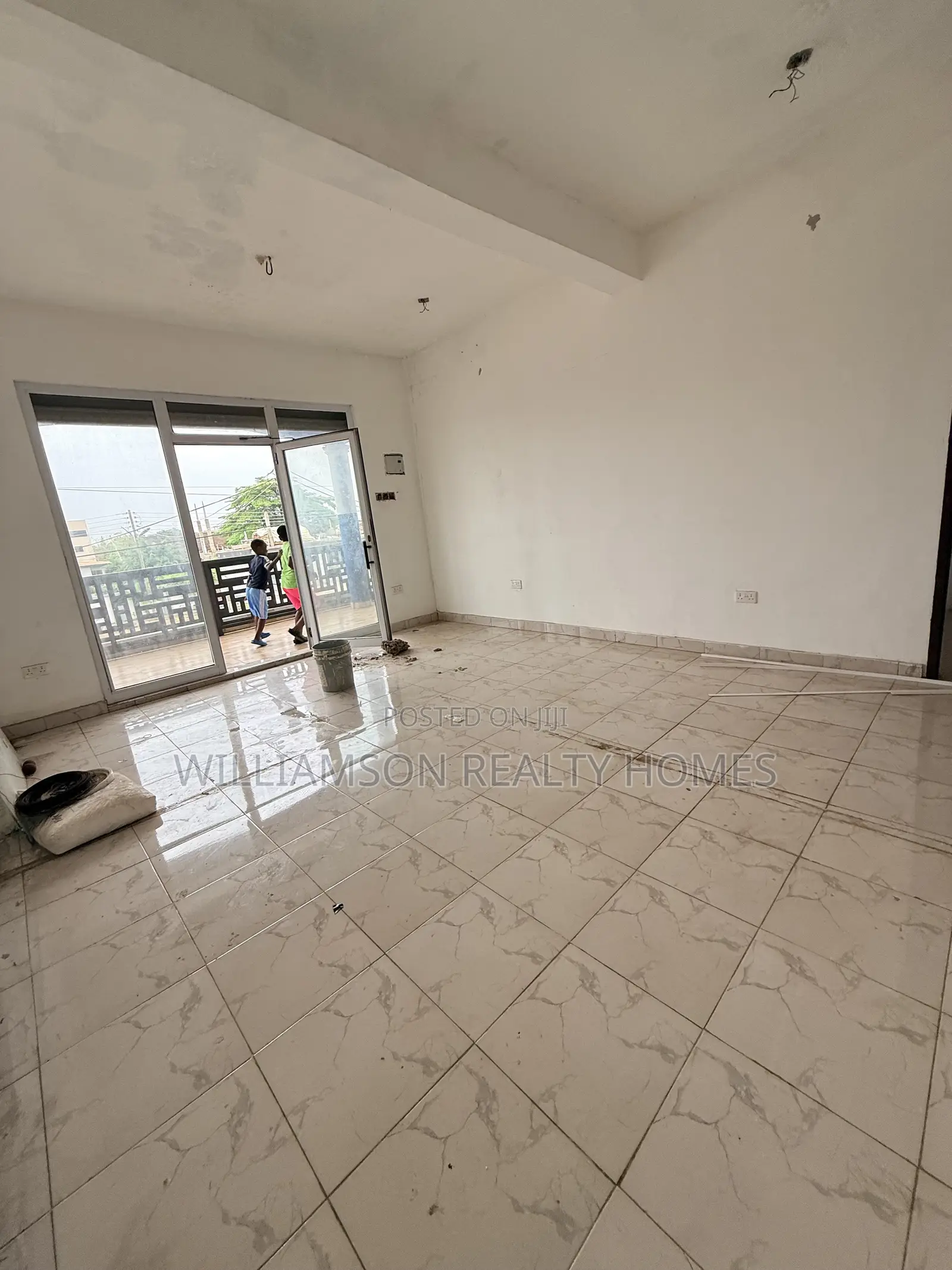 Spacious Shop/Store/Office Space/Showroom Wit an Extra Office,Spintex