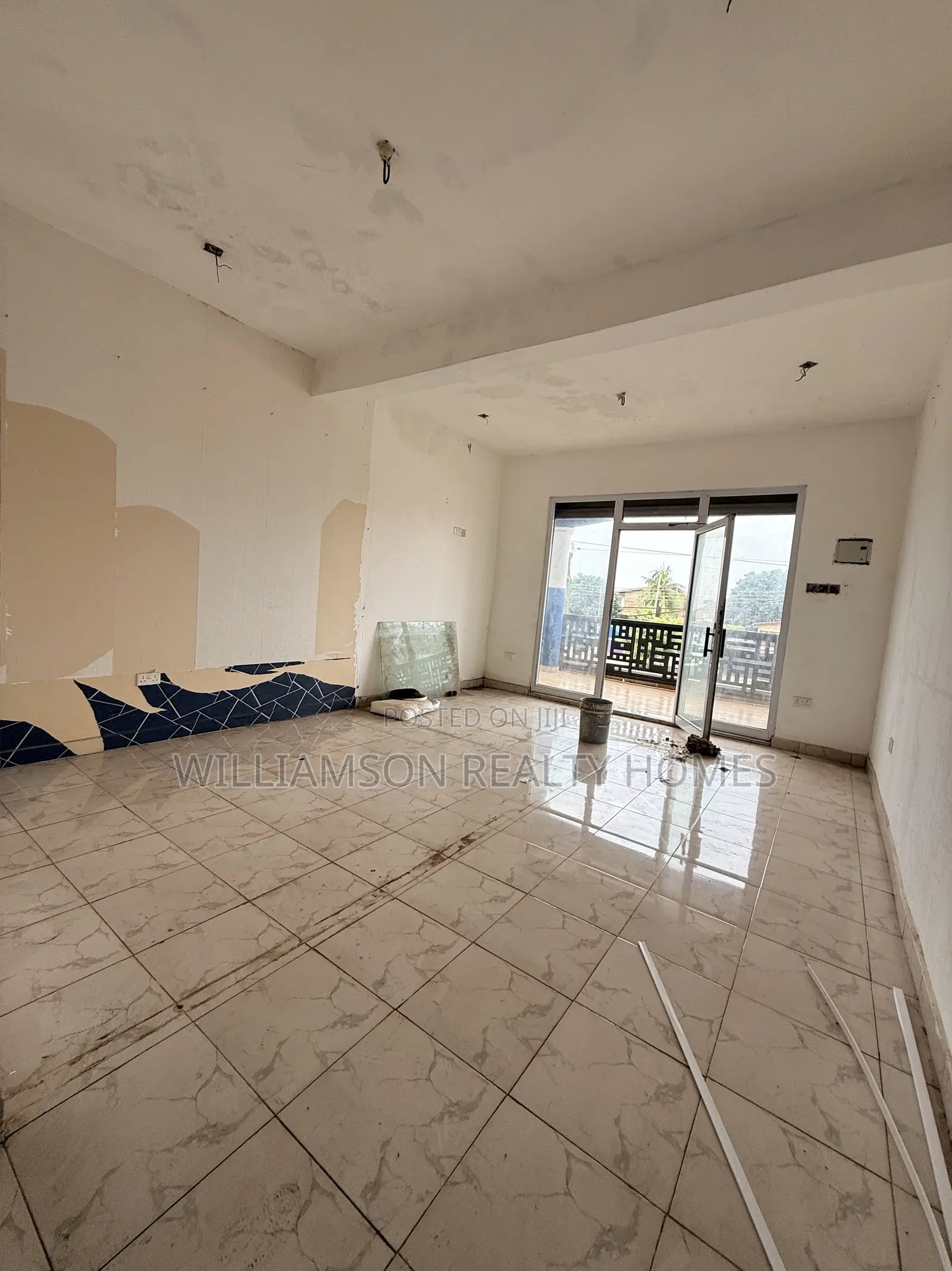 Spacious Shop/Store/Office Space/Showroom Wit an Extra Office,Spintex