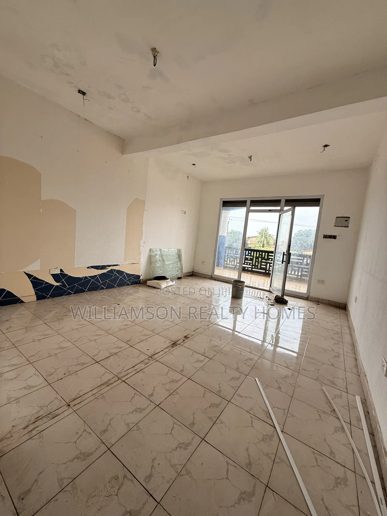 Spacious Shop/Store/Office Space/Showroom Wit an Extra Office,Spintex