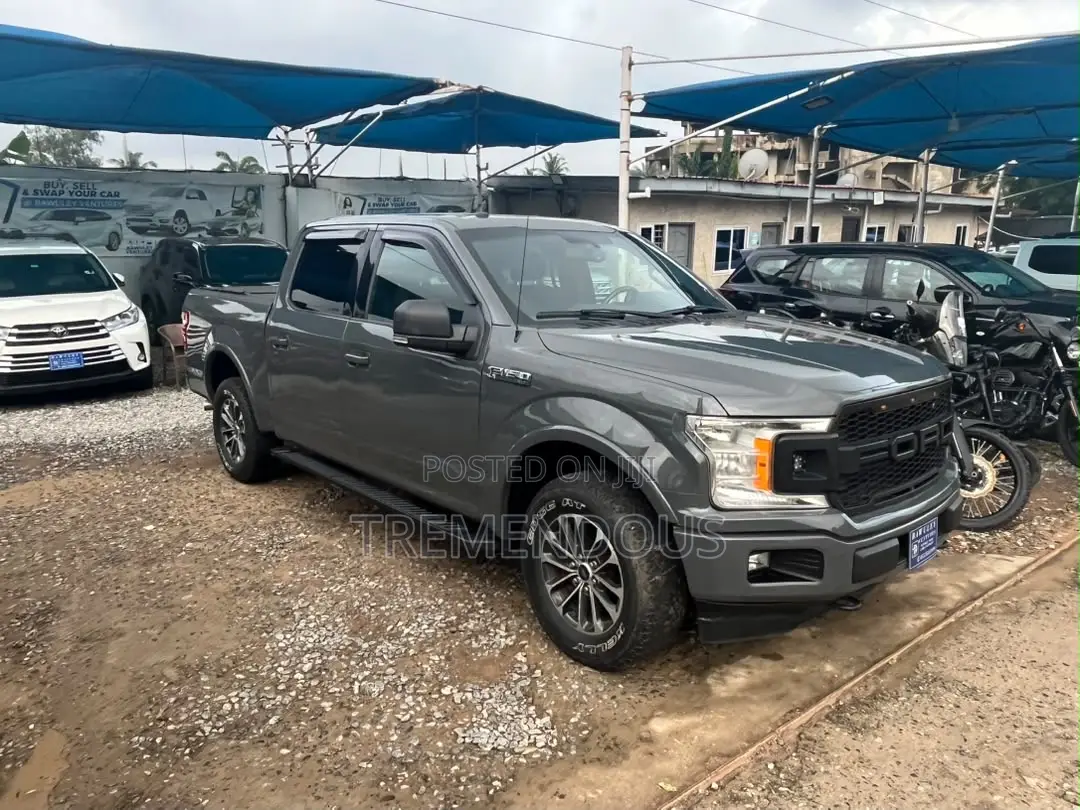 Ford F-150 Lariat 4x2 SuperCrew Cab Styleside 5.5 ft. box 145 in. WB