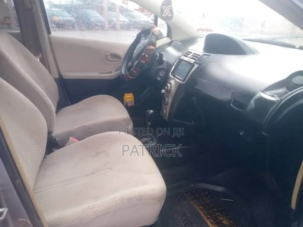 Toyota Vitz 2010 Gray