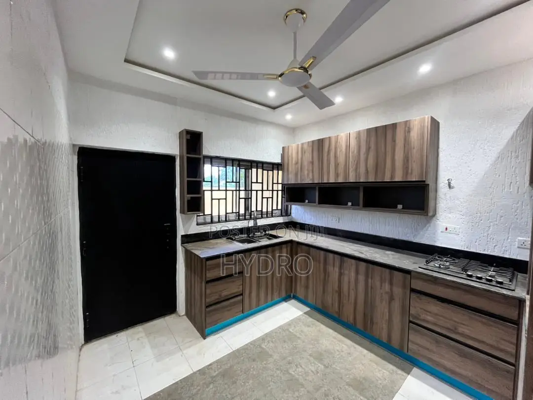 3bdrm Block of Flats in Trassacco, School Junction for rent