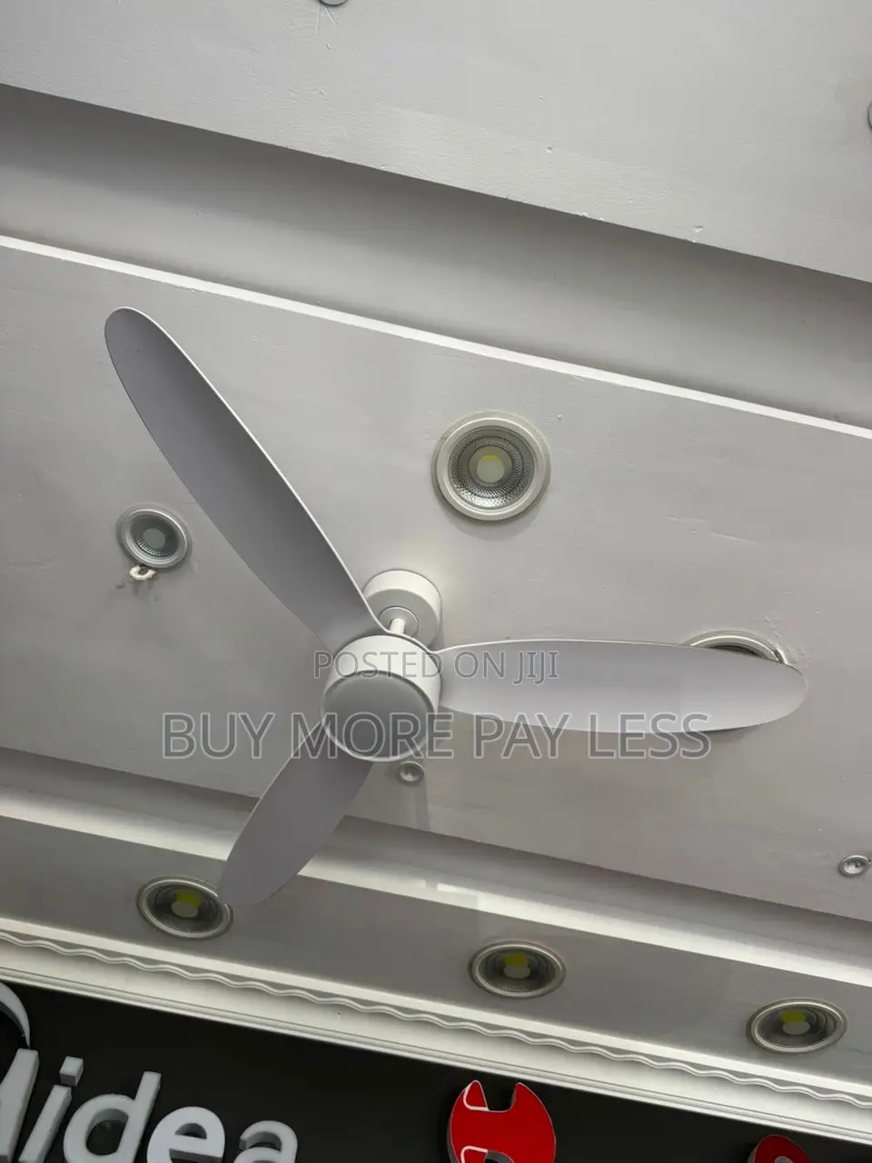 Midea 3-Blade Ceiling Fan With an Integrated Led Light