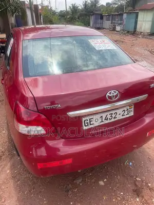 Toyota Yaris Base Sedan 4dr 2010 Red