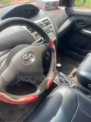 Toyota Yaris Base Sedan 4dr 2010 Red