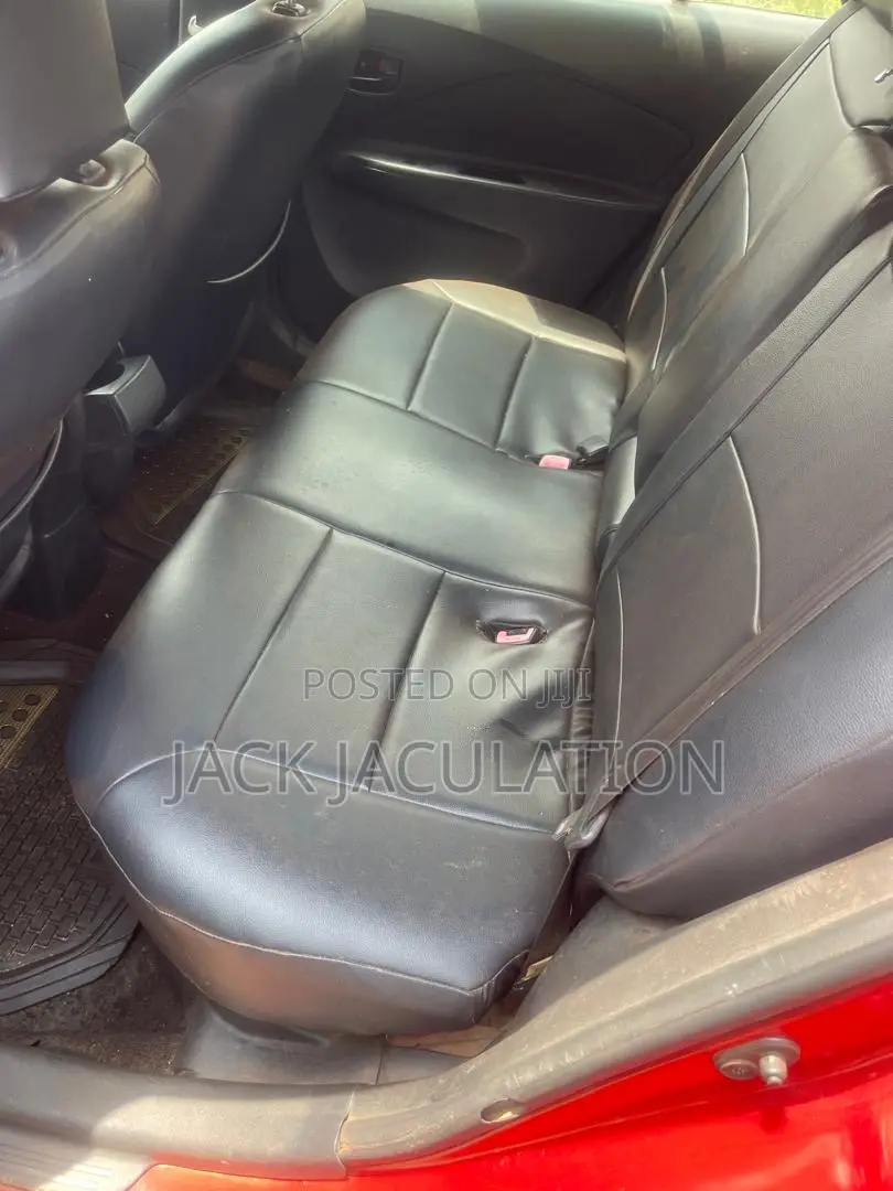 Toyota Yaris Base Sedan 4dr 2010 Red