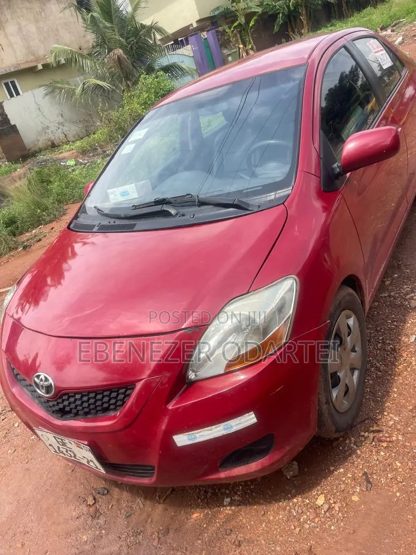 Toyota Yaris Base Sedan 4dr 2010 Red