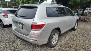 Toyota Highlander Limited FWD 2023 Silver