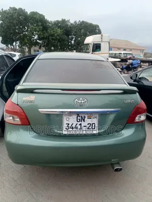 Toyota Yaris Base Sedan 4dr 2010 Green