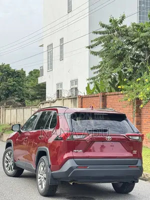 Toyota RAV4 XLE 2021 Red