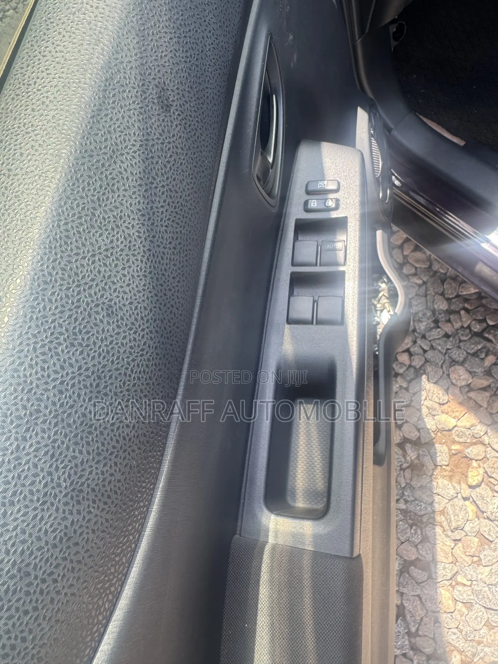 Toyota Vitz 1.3 FWD 5dr 2013 Black