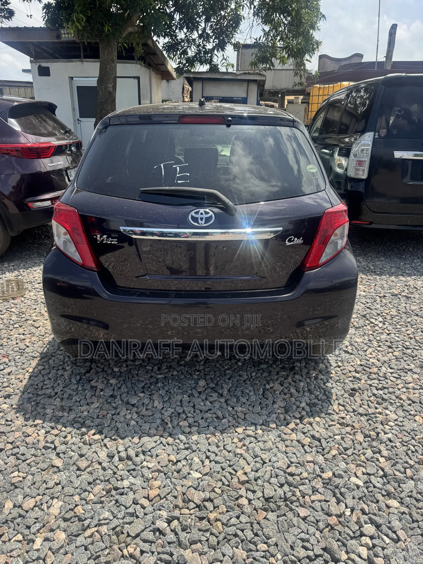Toyota Vitz 1.3 FWD 5dr 2013 Black