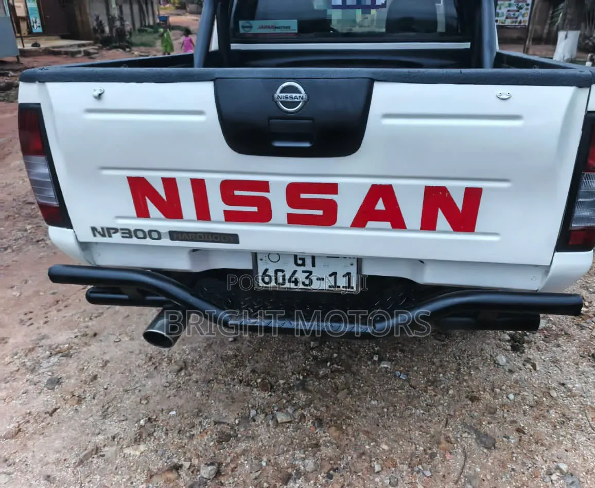 Nissan Hardbody 2011 White