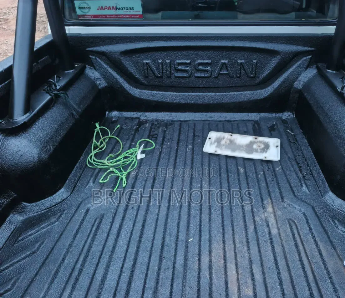 Nissan Hardbody 2011 White