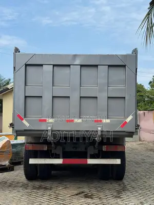 Tipper/ Dump Truck
