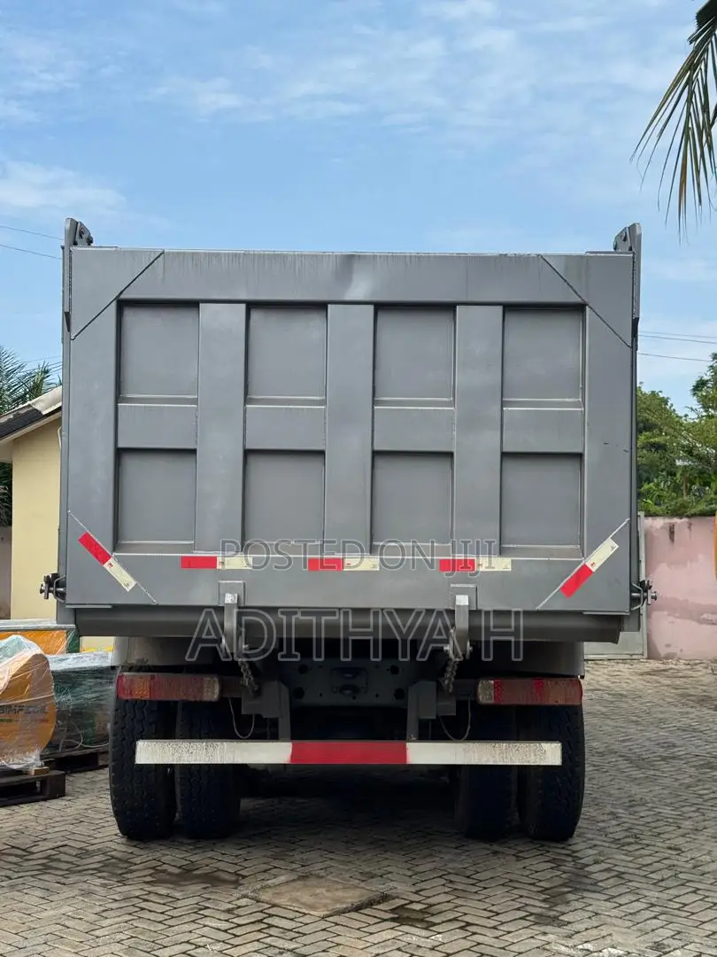 Tipper/ Dump Truck