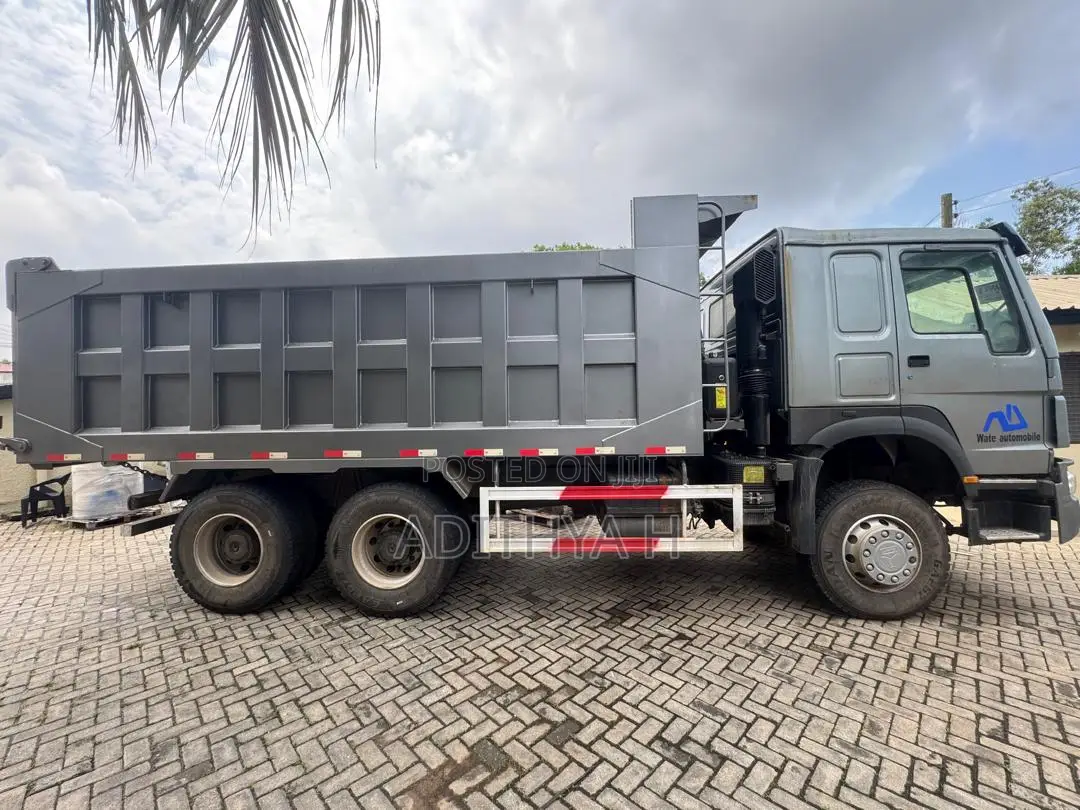 Tipper/ Dump Truck