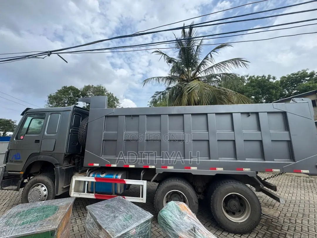 Tipper/ Dump Truck