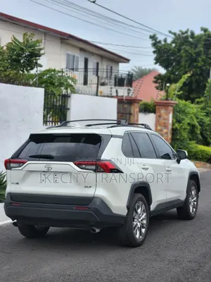 Toyota RAV4 XLE Premium 2021 White