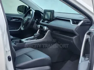 Toyota RAV4 XLE Premium 2021 White