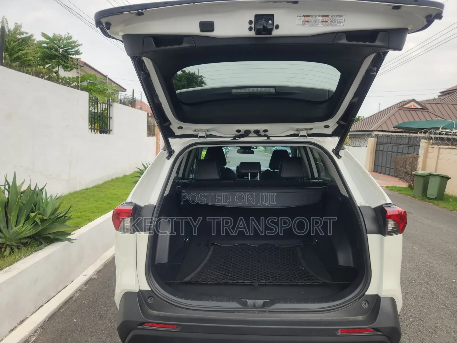 Toyota RAV4 XLE Premium 2021 White