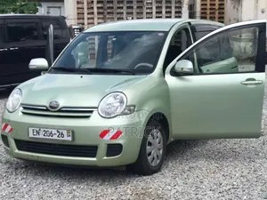 Toyota Sienta 2010 Green
