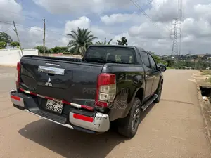 Mitsubishi L200 2020 Gray