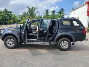 Mitsubishi L200 Club Cab 2.5 180hp 4WD 2009 Black