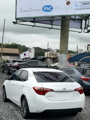 Toyota Corolla LE Eco (1.8L 4cyl 2A) 2018 White