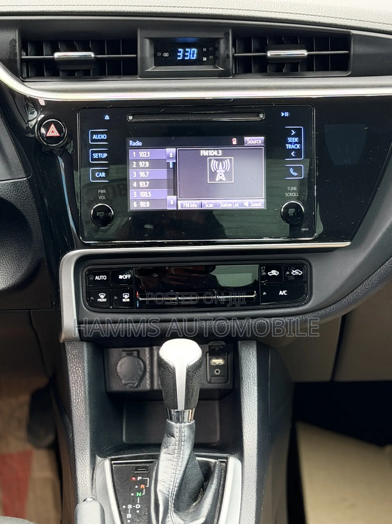 Toyota Corolla LE Eco (1.8L 4cyl 2A) 2018 White