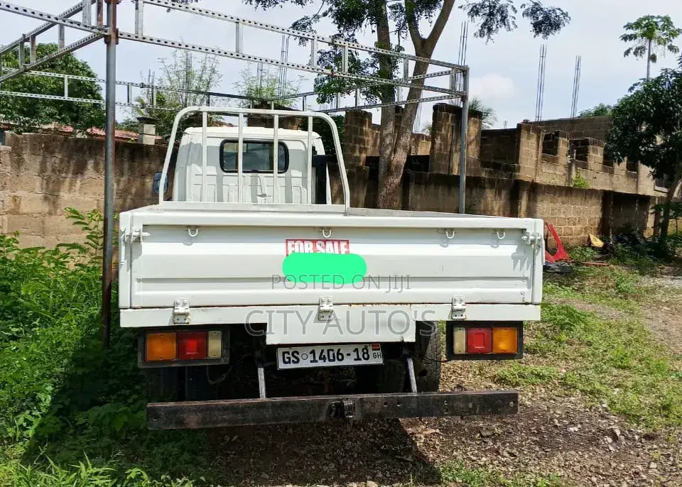 Isuzu ELF Truck 2018 White