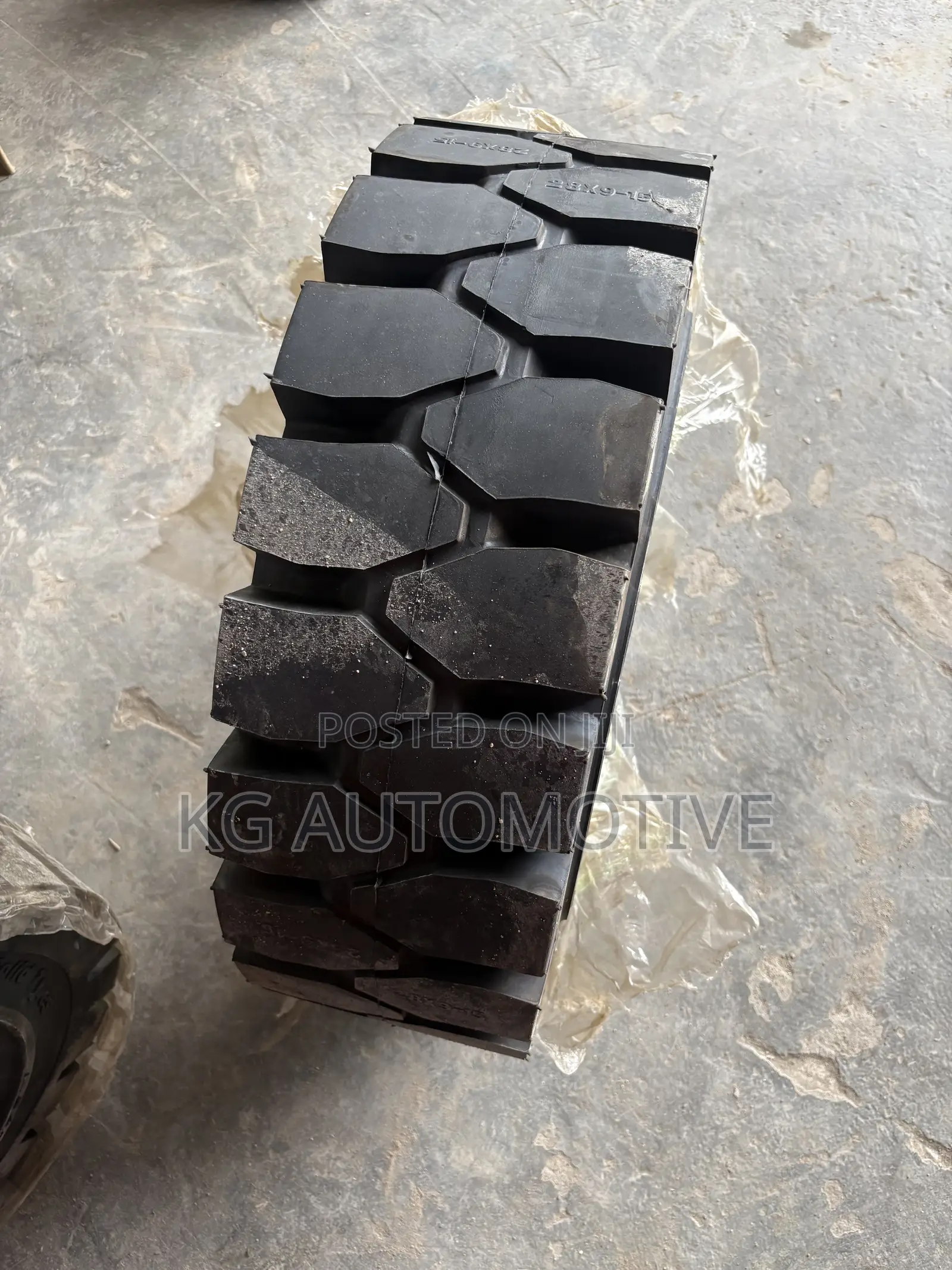 28x9-15 Solid Forklift