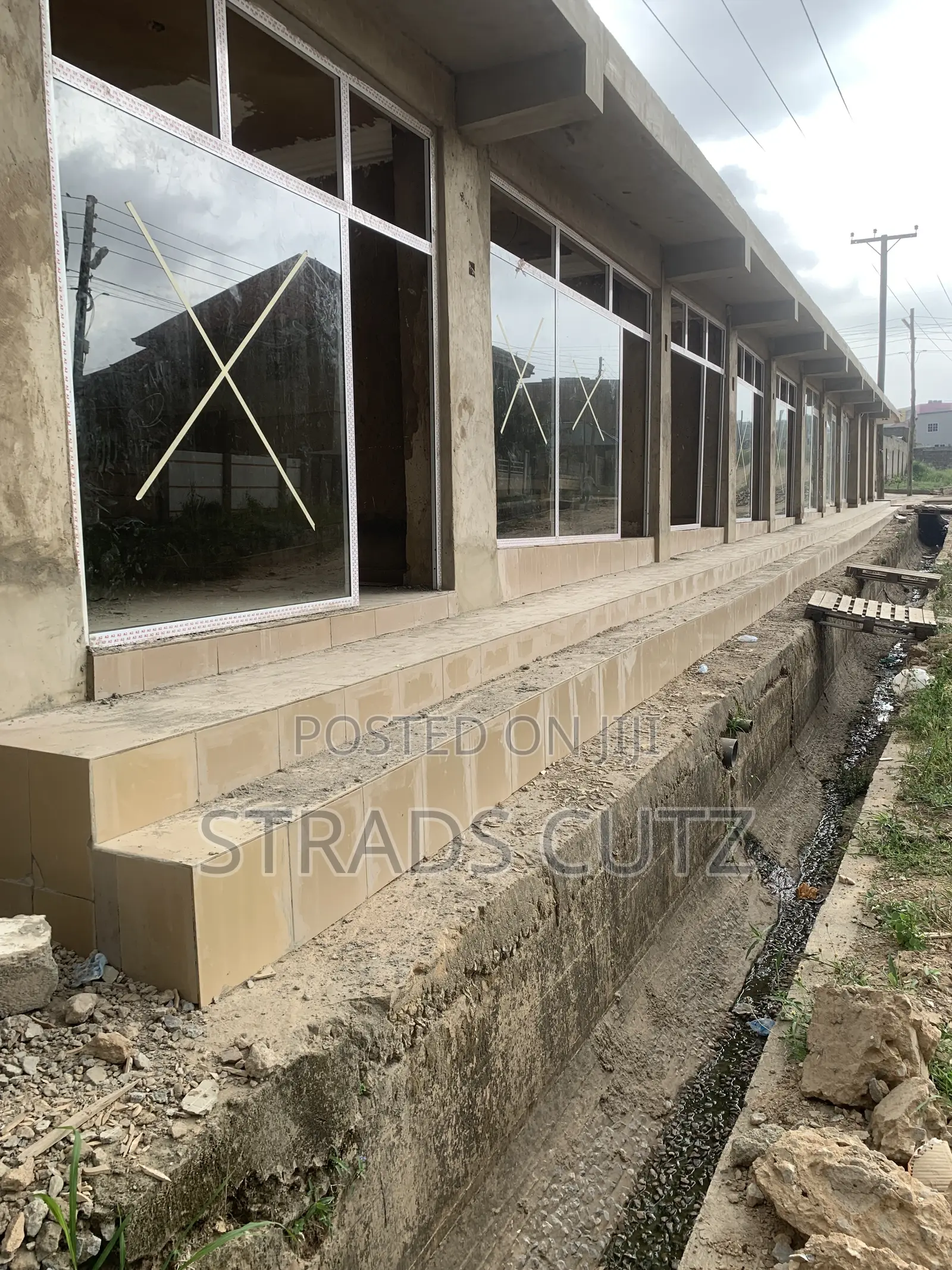 Shop for Rent , Long Enough for a Mini Warehouse
