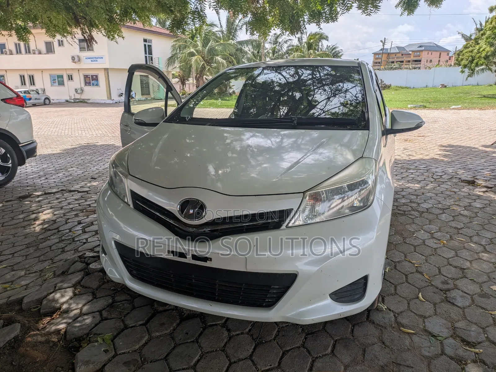 Toyota Vitz 1.3 FWD 5dr 2013 White