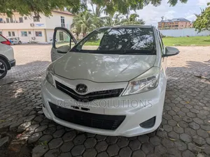 Toyota Vitz 1.3 FWD 5dr 2013 White