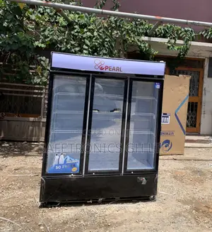 Correct New Pearl PVC-150 Commercial 3-Door Glass Display/Beverage