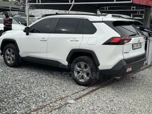 Toyota RAV4 XLE 2022 White