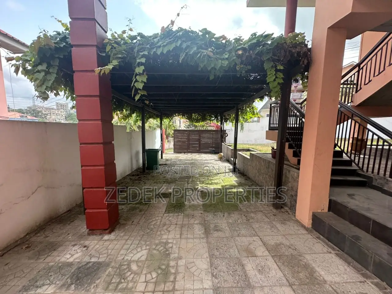 4bdrm Mansion in Kwabenya, Ashomang Estate for rent
