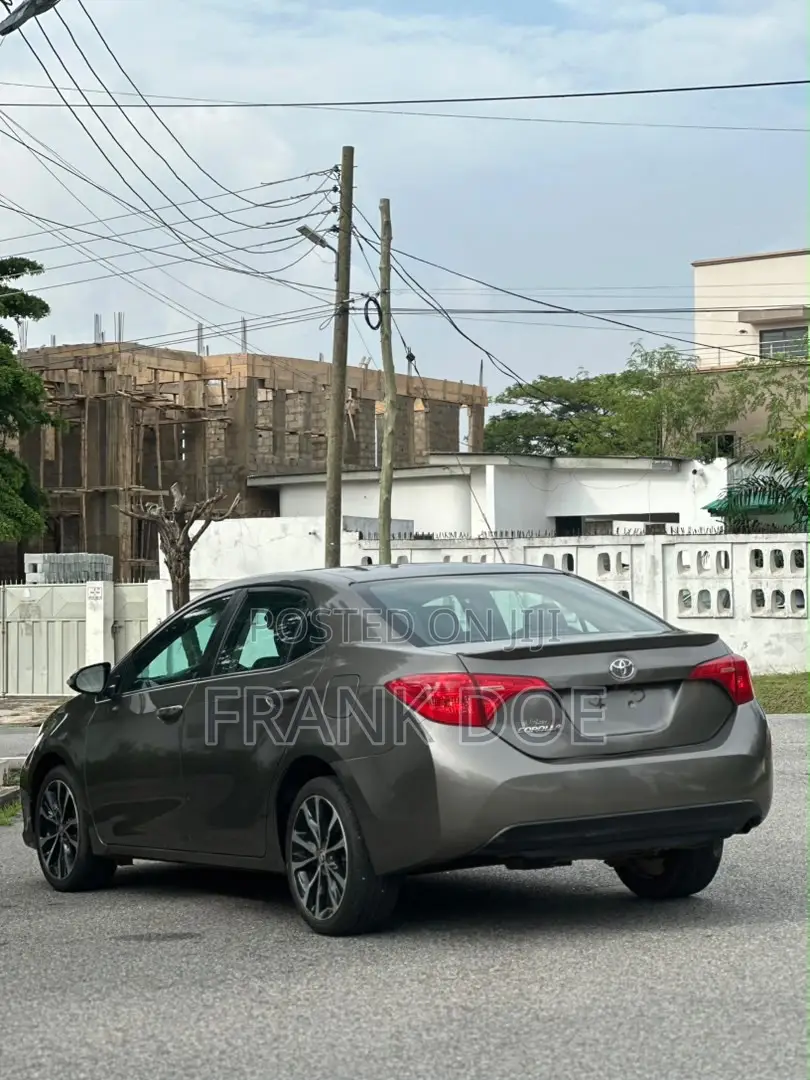 Toyota Corolla SE (1.8L 4cyl 2A) 2018 Gray